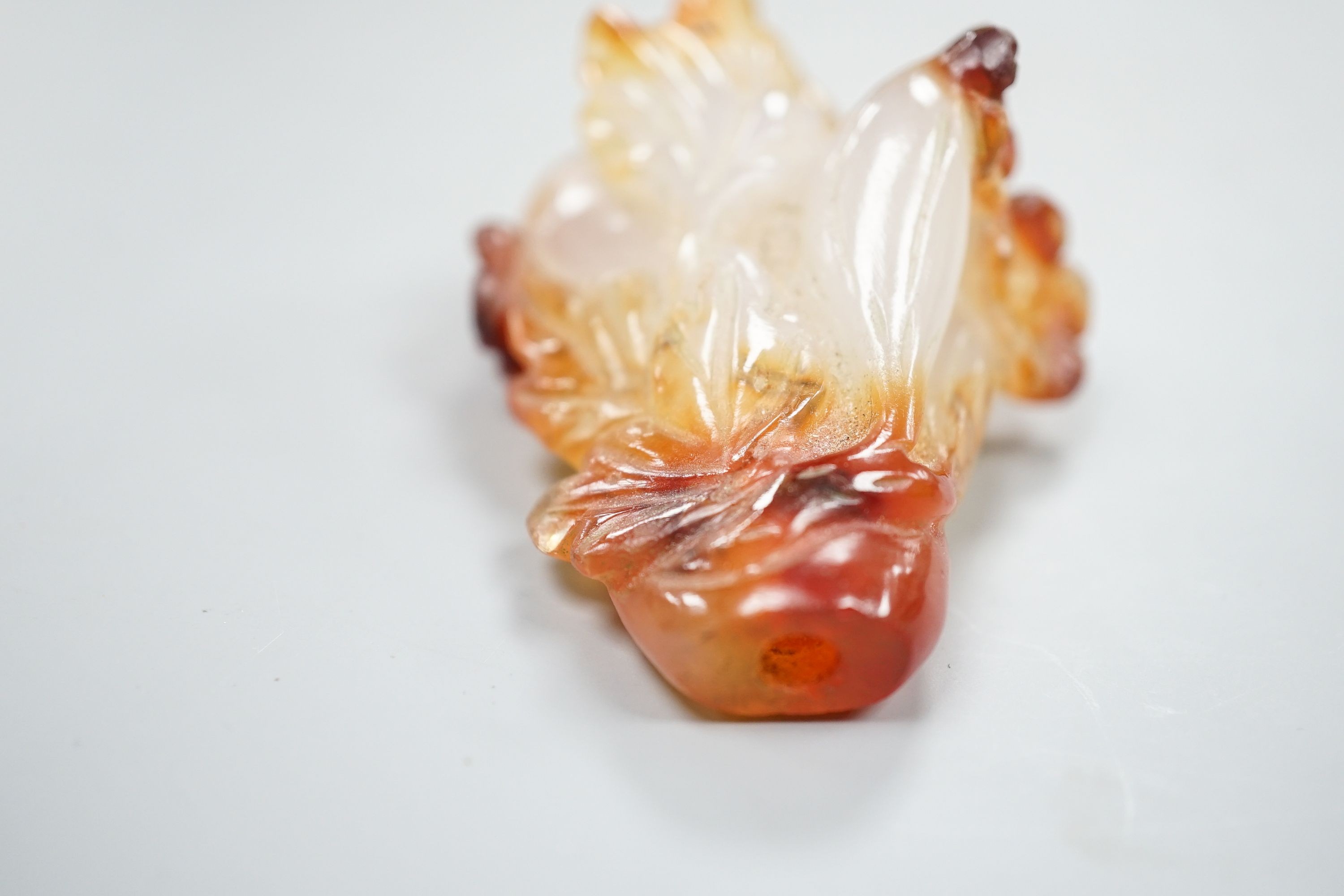 A Chinese agate/chalcedony snuff bottle, 19th/20th century, 7cm